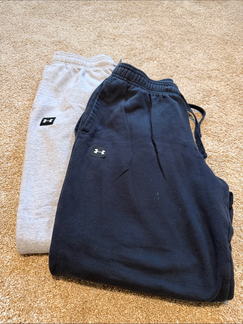 Bundle - Under Armour Mens Fleece Jogger Pants - Black and Light Gray - Lg